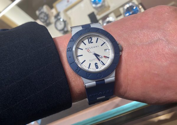 ブルガリ　アルミニウム　腕時計　ネイビーネイビー色があるんですね